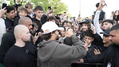 Bild: Manuel Genolet/dpa
Arda Saatci wurde bei seiner Ankunft in Berlin von euphorischen Fans begrüßt.