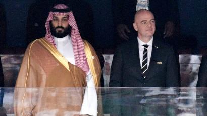 Bild: Alexei Nikolsky/Pool Sputnik Kremlin/dpa
Nächster Deal: Saudi-Arabiens König Mohammed bin Salman (l) und FIFA-Präsident Gianni Infantino. (Archivbild)