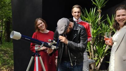 Bild: Christopher Dotzler
Ein Teleskop, acht Schauspieler und jede Menge Geheimnisse: Das sind die Zutaten für das neue Stück des Ensembles der Freilichtbühne am Buchberg.