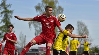 Bild: Hans Mark
Sandro Aurich hat die Lufthoheit in diesem Duell. Am Samstag treffen er und seine Teamkollegen der SpVgg Pfreimd II im Relegationsspiel auf den FC Untertraubenbach.
