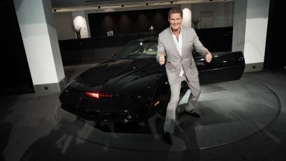 Bild: Jörg Carstensen/dpa
David Hasselhoff spielte in „Knight Rider“ den Verbrechensbekämpfer Michael Knight, der mit dem intelligenten sprechenden Auto KITT gegen Kriminelle kämpfte. (Archivbild)