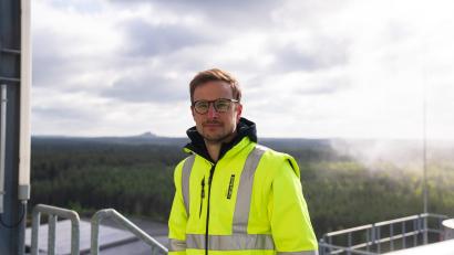 Bild: Florian Wittich/Naturheld
Naturheld-Werksleiter Florian Bösl hoch über dem Werk für Dämmprodukte. Auch mit der ganzen Unternehmung geht es deutlich aufwärts.