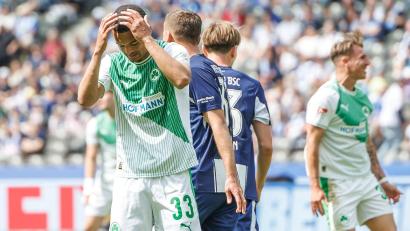 Bild: Andreas Gora/dpa
Fürth-Profi Maximilian Dietz hadert im Spiel gegen Hertha. (Archivbild)