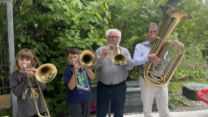 Bild: knz
Leni Herbolzheimer, Benedikt Hiltl, Karl-Heinz Lorenz und Manfred Kölbel (von links) zeigen, wie breit das Altersspektrum des Posaunenchores geht. Der Musiker-Nachwuchs bereite trotzdem immer wieder Sorgen, sagt Kölbel.