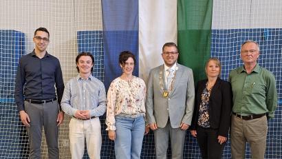 Bild: prh
Johannes Albrecht, Christian Stahl, Tanja Hilburger, Kristina Srp und Erhard Bock (von links) wurden von Bürgermeister Michael Meiler (Dritter von rechts) als neue Mitglieder des Gemeinderats Pirk in der konstituierenden Sitzung willkommen geheißen und vereidigt.