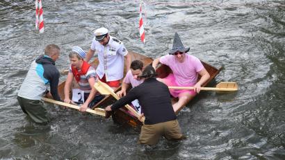 Bild: bö
Die große Attraktion beim Blaskapellenfest in Hohenburg war das Sautrog-Rennen auf der Lauterach. Knapp 40 Zweier-Teams waren am Start.