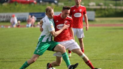 Bild: Dieter Jäschke
Lukas Heinrich (links) zählt mit 15 Toren in 27 Spielen zu Wernbergs erfolgreichsten Torschützen. Am Wochenende kämpft er mit dem FC noch um Platz zwei in der Bezirksliga Nord.