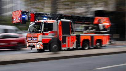 Bild: Boris Roessler/dpa
Die Feuerwehr musste mehrere Bewohner mit der Drehleiter aus dem Haus befreien. (Symbolbild)