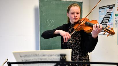 Bild: ubb
Esther Bernreuther hat ein besonderes Talent zum Geige spielen. Für sie ist Musik ihre große Leidenschaft. Fragt man die 18-Jährige nach ihren sonstigen Hobbys außer Geige nennt sie schmunzelnd das Klavier.