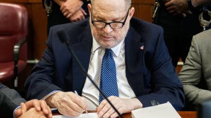 Bild: Richard Drew/POOL AP/AP/dpa
Der Ex-Hollywood-Mogul stand schon wieder vor Gericht. (Archivbild)