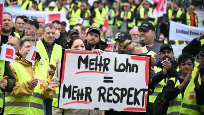 Bild: Federico Gambarini/dpa
An einer Kundgebung in Dortmund nahmen mehrere Hundert Menschen teil.