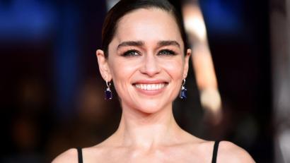Bild: Matt Crossick/PA Wire/dpa
„Game of Thrones“-Star Emilia Clarke verlor nach zwei lebensrettenden Gehirnoperationen eigenen Angaben zufolge für eine Weile den Glauben ans Leben. (Archivbild)