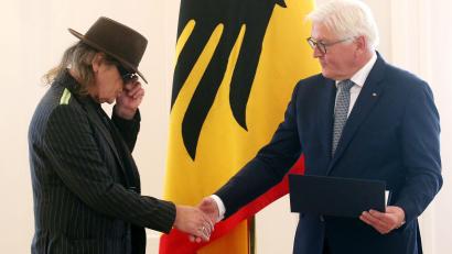 Bild: Wolfgang Kumm/dpa
Frank-Walter Steinmeier lobt Lindenberg zu seinem Geburtstag für sein politisches Engagement. (Archivbild)