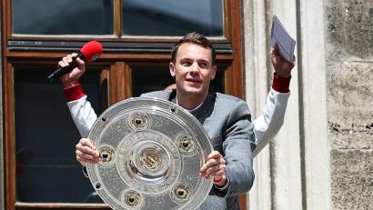 Bild: Daniel Löb/dpa
Gewohntes Bild: Manuel Neuer mit der Meisterschale auf dem Rathausbalkon. (Archivbild)