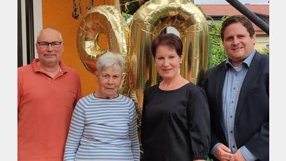 Bild: slh
Marga Bayer (Zweite links) hat ihren 90. Geburtstag gefeiert. Gratuliert haben unter anderem Sohn Thomas, Tochter Elke und Bürgermeister Florian Reger (von links).