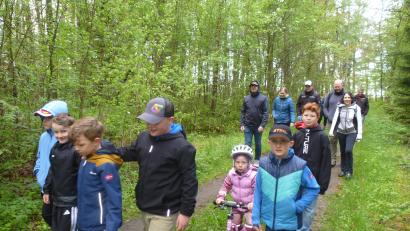 Bild: Siegfried Bock
Die Wanderung durch den Wald genießen auch die Mitglieder der "Familienbande".