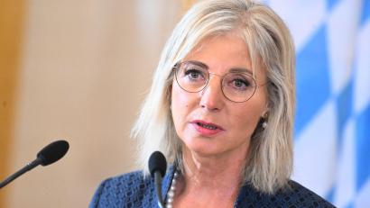 Bild: Felix Hörhager/dpa
Bayerns Sozialministerin Ulrike Scharf sieht keine Notwendigkeit für massive Beitragserhöhungen in Bayerns Kitas. (Archivbild)