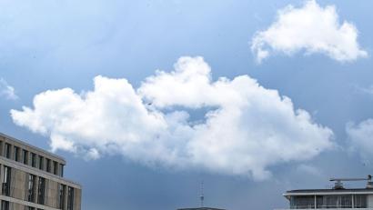 Bild: Bernd Weißbrod/dpa
Sonne, Wolken und Schauer - so geht es vorerst weiter beim Wetter.