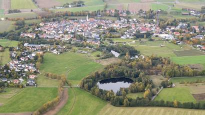 Luftbild: mür
Im Oktober 2020 gab es am Moorweiher bei Bärnau Forschungsbohrungen (Bild). Das Landesamt für Umwelt versuchte damit einem Vulkan auf die Spur zu kommen. Jetzt liegen die Ergebnisse vor.