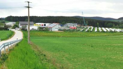 Bild: Portner
Das geplante neue Gewerbegebiet Oberviechtach liegt zwischen dem Industriegebiet und einer ansteigenden landwirtschaftlichen Fläche (im Vordergrund). Der Bauernverband hat Bedenken geäußert.