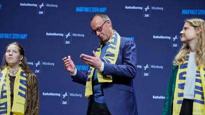 Bild: Matthias Schrader/AP Pool/dpa
Der Bundeskanzler stellte sich kritischen Fragen von jungen Leuten.