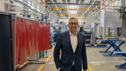 Bild: wüw
CEO Christian Heuer in einer Werkshalle in Stadlern. Hier bei MMM ist noch viel Handwerkskunst gefragt.