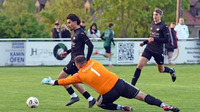Bild: Gebert
Der SV Union Selb gewann am letzten Spieltag beim SV Pechbrunn mit 5:2 und steigt als Zweiter der Kreisliga 2 direkt in die Bezirksliga auf. In dieser Szene umspielt Ege Özkan den Pechbrunner Torwart Dominik Wolf und schießt zum Endstand ein.