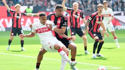 Bild: Uwe Anspach/dpa
Der VfB Stuttgart um Jamie Leweling (l) sicherte den Champions-League-Platz bei Eintracht Frankfurt ab.