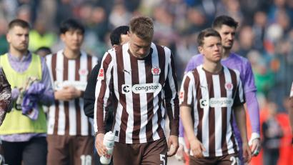 Bild: Philipp Szyza/dpa
Hauke Wahl (M.) und Teamkollegen auf der Bundesliga-Abschiedsrunde.