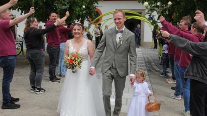 Bild: Konrad Rosner
Freudestrahlend verlassen Klara Schöner und Bernhard Gradl die Dreifaltigkeitskirche, begleitet von Brautmädchen Alina.