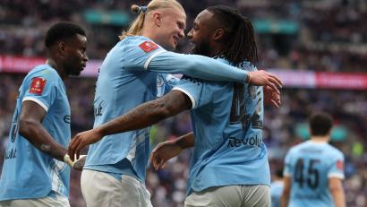 Bild: Richard Pelham/AP/dpa
Antoine Semenyo von Manchester City (r) feiert mit Vorlagengeber Erling Haaland von Manchester City nach dem Siegtor.