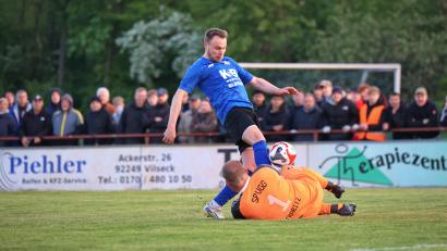 Bild: Dieter Jäschke
Der TuS Rosenberg (blaue Trikots) besiegte am Freitagabend die SpVgg Trabitz mit 3:2.