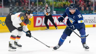 Bild: Claudio Thoma/KEYSTONE/dpa
Deutschland mit Abwehrspieler Eric Mik kämpft gegen Lettland um den Viertelfinal-Einzug.