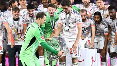 Bild: Tom Weller/dpa
Bayern-Kapitän Manuel Neuer (vl) wird nach dem Spiel gegen den 1. FC Köln wie 2025 wieder die Meisterschale überrreicht bekommen. (Archivbild)
