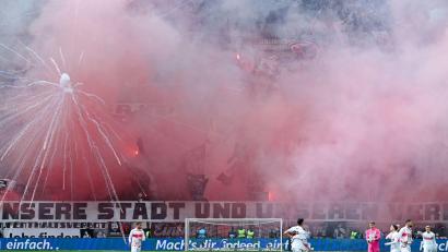 Bild: Uwe Anspach/dpa
Beim Spiel Eintracht Frankfurt gegen den VfB Stuttgart gab es durch Pyrotechnik zwei Verletzte.