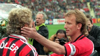 Bild: picture alliance / dpa
Vor dem Spiel war noch alles ok, danach musste Andreas Brehme (r) von Rudi Völler (l) getröstet werden. (Archivbild)