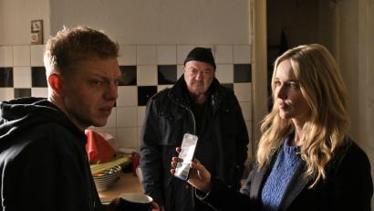 Bild: Hardy Spitz/ZDF/dpa
Otto (Florian Martens) und Linett (Stefanie Stappenbeck) wollen von Falk Becker (Leonard Kunz, links) wissen, was er mit der beschädigten Haustechnik zu tun hat.