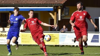 Archivbild: Hans Mark
Die SpVgg Pfreimd II hat ein klasse Saison in der Kreisklasse Nord gespielt. In der Kreisliga-Relegation zog man nun mit 1:2 gegen den FC Untertraubenbach den Kürzeren. Die Szene zeigt eine Situation aus dem Spiel gegen die SG Niedermurach/Pertolzhofen.