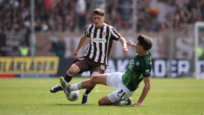 Bild: Christian Charisius/dpa
Abstiegskampf pur: Der Wolfsburger Joakim Maehle packt die Grätsche gegen St. Paulis Arkadiusz Pyrka aus.