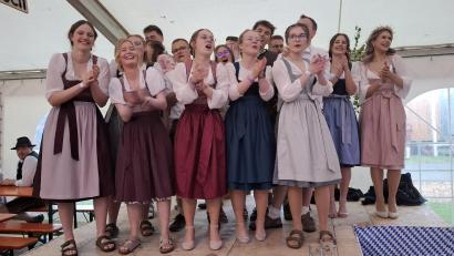 Bild: jua
Die Kirwa-Paare der Landjugend Saltendorf haben ihren Spaß.