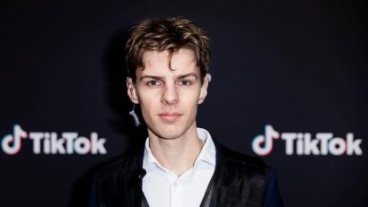 Bild: Christoph Soeder/dpa
Tiktoker Levi Penell sucht ältere Begriffe, „die hart gehen“.