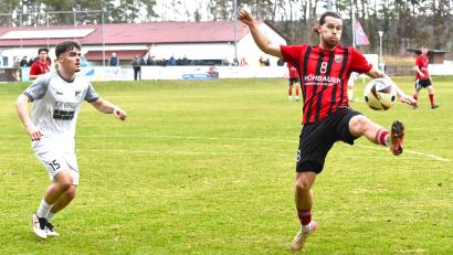 Bild: Gerhard Büttner
David Bezdicka (rechts, im Heimspiel gegen den FC Tegernheim) erzielte zwei Treffer beim 3:1-Sieg gegen den SV SAD-Ettmannsdorf.