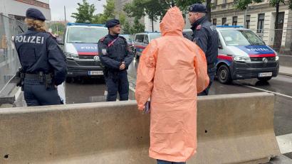 Bild: Matthias Röder/dpa
Die Polizei ist mit einem Großaufgebot im Einsatz.