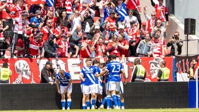 Bild: Sascha Janne
Cottbuser Jubel in Regensburg. Energie feiert im Stadion des SSV Jahn den Zweitliga-Aufstieg.