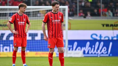Bild: Jan-Philipp Strobel/dpa
Budu Siwsiwadse und Jan Schöppner steigen mit Heidenheim ab.