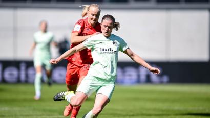Bild: Harry Langer/dpa
Die Wege trennen sich: In der Liga werden Lena Ostermeier (r) und die SGS Essen nicht mehr auf Bayerns Pernille Harder treffen. (Archivbild)