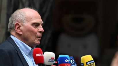 Bild: Sven Hoppe/dpa
Uli Hoeneß wundert sich über die Kommunikation über das WM-Tor.