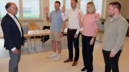 Bild: Robert Dotzauer
Mit vier neuen Ratsmitgliedern ist das Gremium in der Wahlperiode 2026/32 deutlich jünger aufgestellt. Bürgermeister Albert Nickl vereidigte Christopher Schleicher, Andrea Wiesend, Christofer Neukam und Lukas Braun (von rechts).