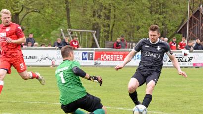 Bild: Gebert
Der TSV Waldershof und der FSV Bayreuth trennten sich am Samstag 1:1. In dieser Szene klärt der Waldershofer Torwart Raphael Kuchenreuther vor Guido Menzel.