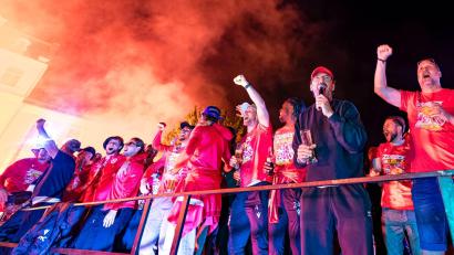 Bild: Frank Hammerschmidt/dpa
„Feierbiest“ Claus-Dieter Wollitz (3.v.r.) heizt die Stimmung an.